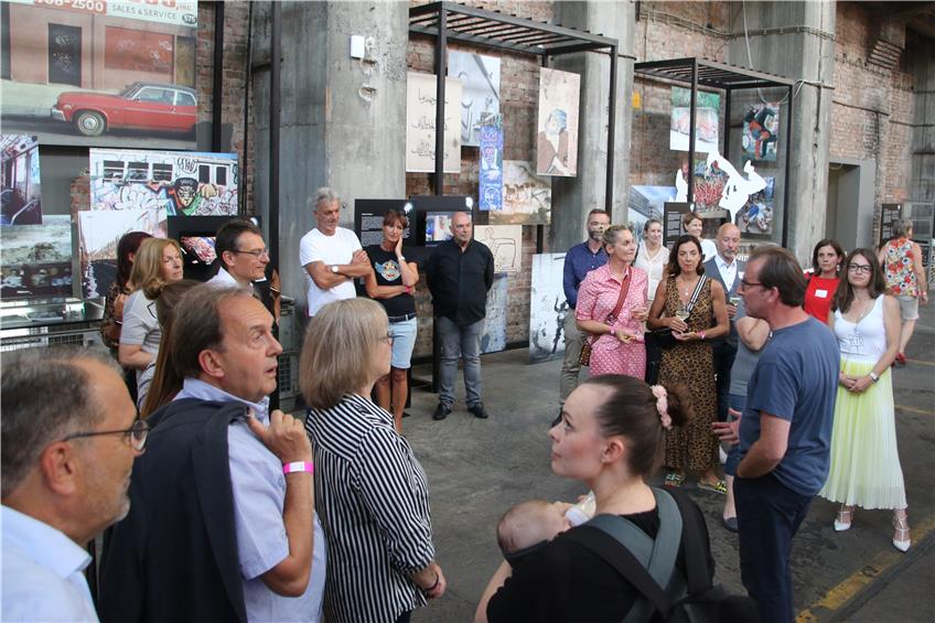 Bunt und mit Hintergrund: ZAK-Geschäftskunden erleben Exklusivführung in der „Revolte!“
