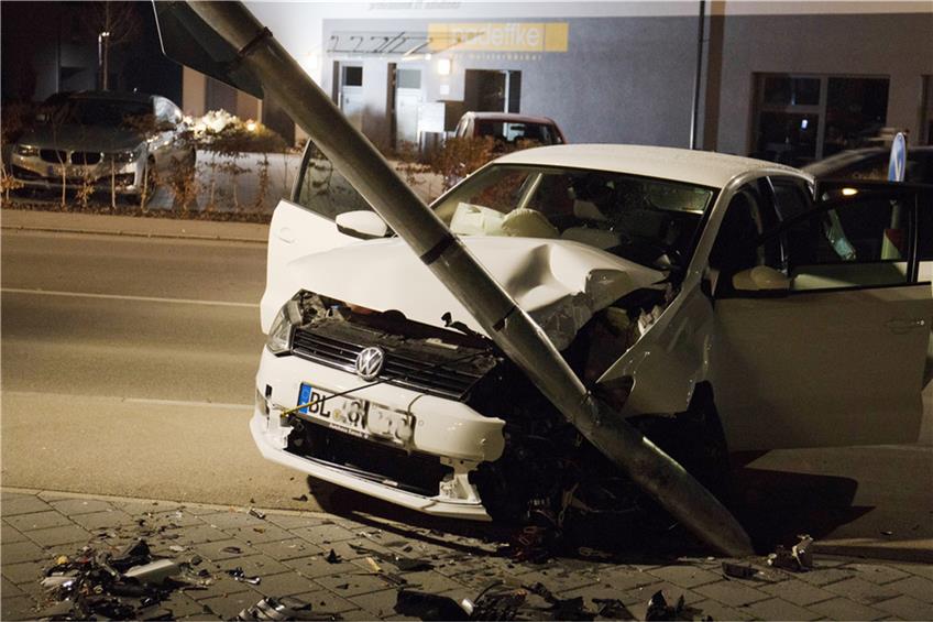 42-jährige VW-Fahrerin fährt in Rangendingen alkoholisiert gegen Straßenlaterne