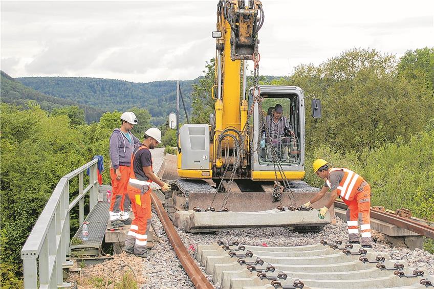 Kein Zug fährt: Zwischen Hechingen und Gammertingen werden Teile des Schienenstrangs erneuert