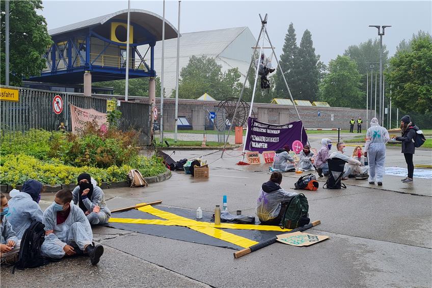 Tübinger Gruppe von „Ende Gelände“ blockiert Zufahrt zu Dotternhausener Holcim-Zementwerk