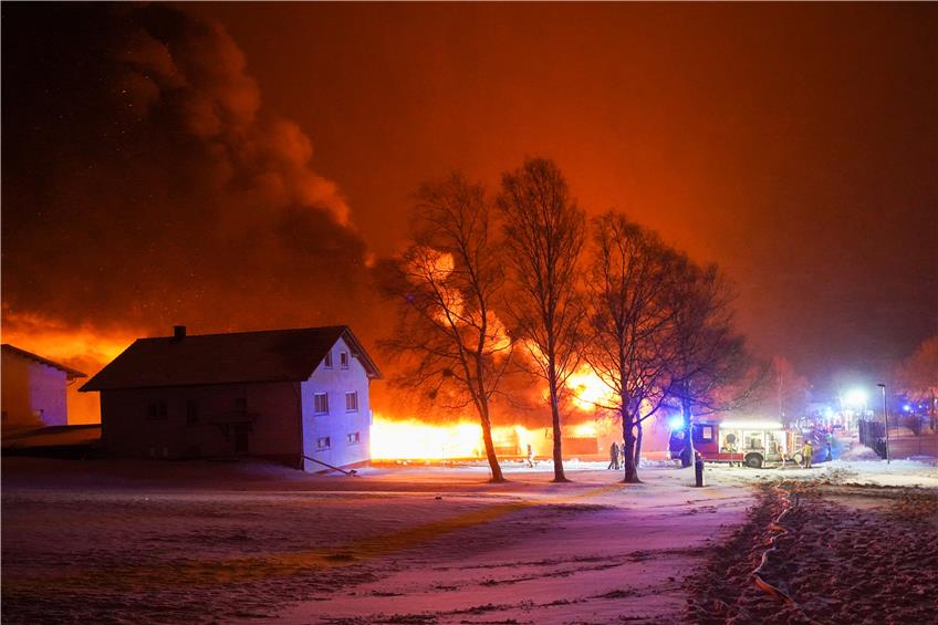 Millionenschaden bei Brand einer Lagerhalle mit Tierfutter in Meßstetten: Feuerwehr im Großeinsatz