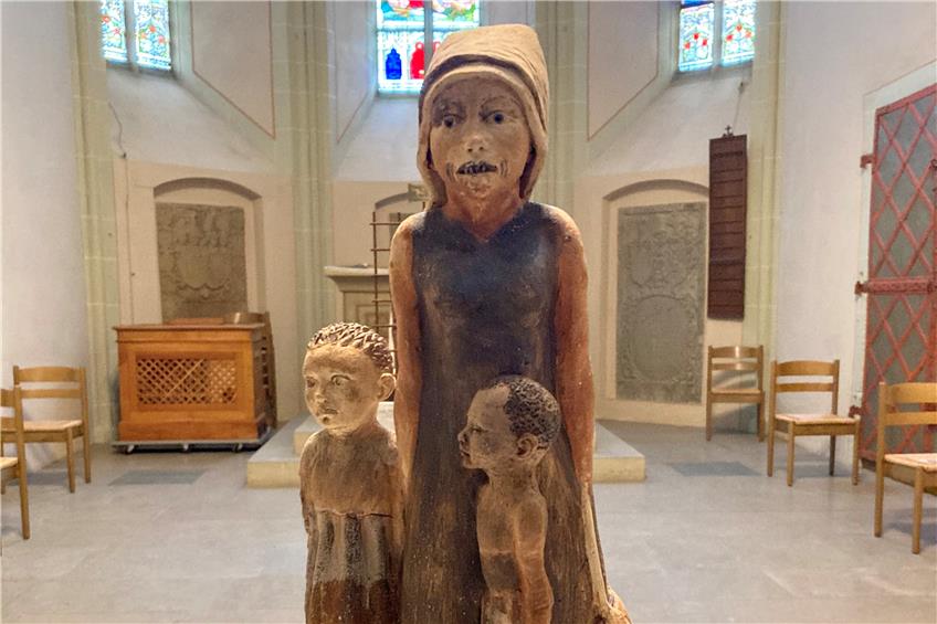 Leere Gesichter: Brigitte Stein zeigt ihre Flüchtlingsskulpturen in Balinger Stadtkirche
