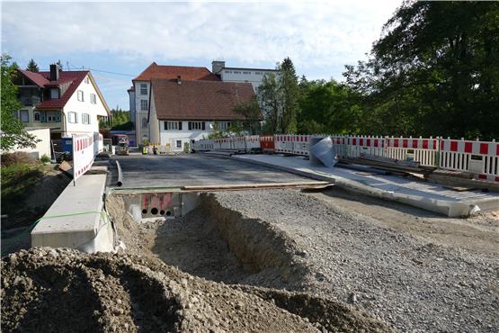 Dauerbaustelle: Wann die Brücke in der Frommerner Blumentalstraße fertig werden könnte