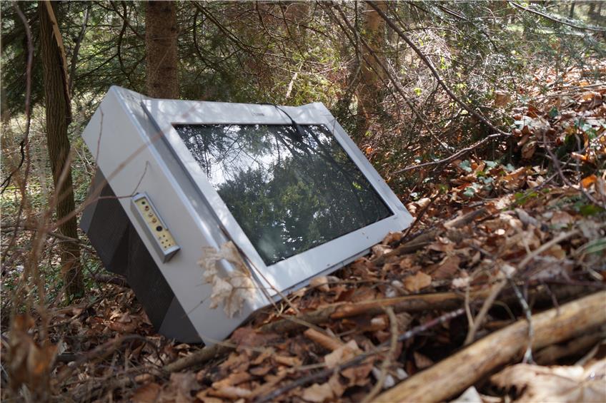 Umweltfrevel: Unbekannte Täter entsorgen Fernsehapparat am alten Weilener Albaufstieg