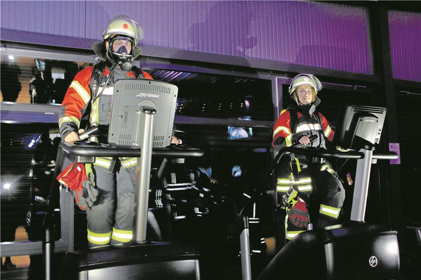 Mit Helm und Atemschutz: Die Feuerwehren Balingen und Frommern trainieren für den Towerrun