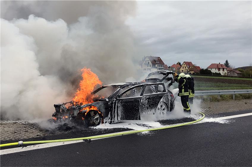 B27 zeitweise voll gesperrt: Auto brennt aus unbekannter Ursache bei Hechingen völlig aus
