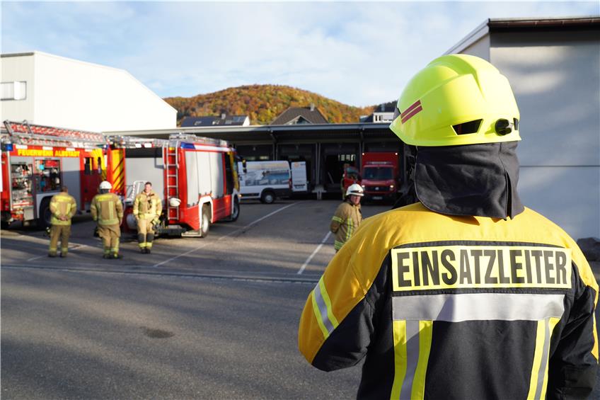 Epoxidharz läuft in Container aus: Feuerwehr ist im Einsatz bei Spedition in Ebingen