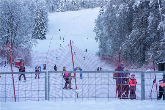 Schnee und Winterwunderwetter: Albstädter nutzen erste Gelegenheit seit langem für Wintersport
