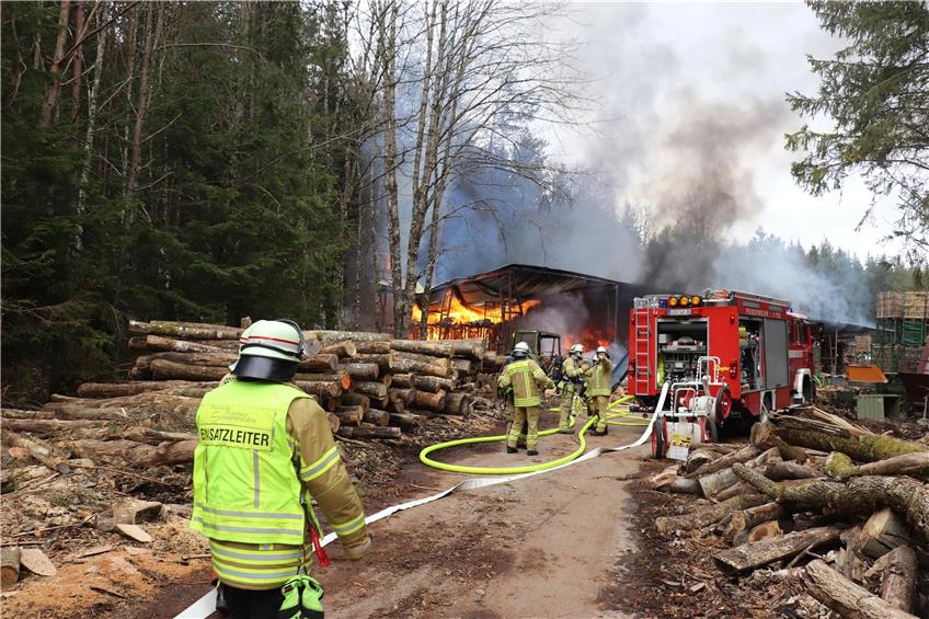 Nach Großfeuer in Holzlager bei Sigmaringen-Jungnau: Holzhändler bangt um seine Existenz