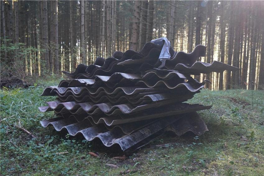 Erneuter Müllfrevel am alten Albaufstieg bei Weilen – Asbesthaltige Eternitplatten im Wald entsorgt