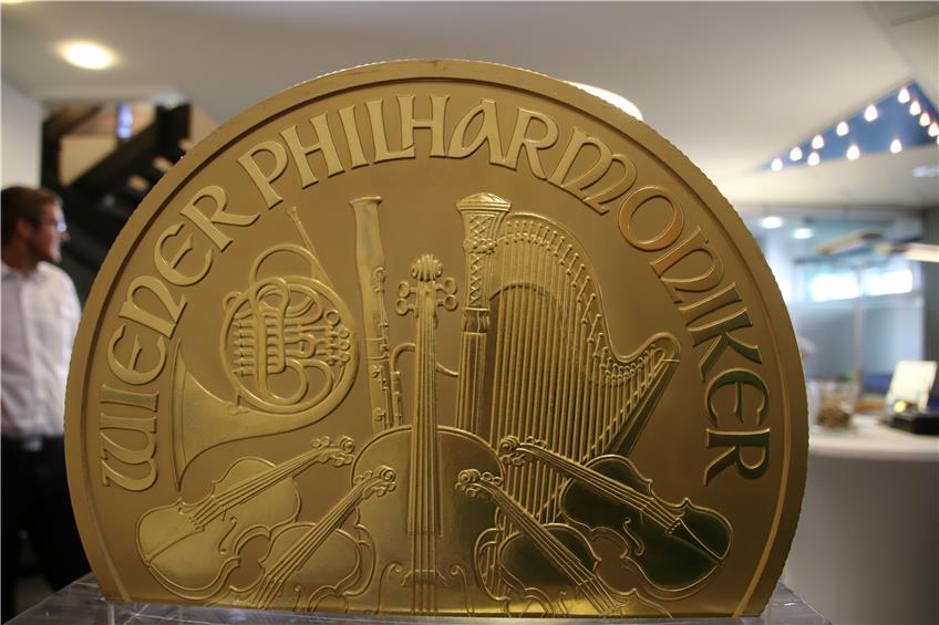 Größte Goldmünze Europas: „Big Phil“ konnte in der Onstmettinger Bank bestaunt werden