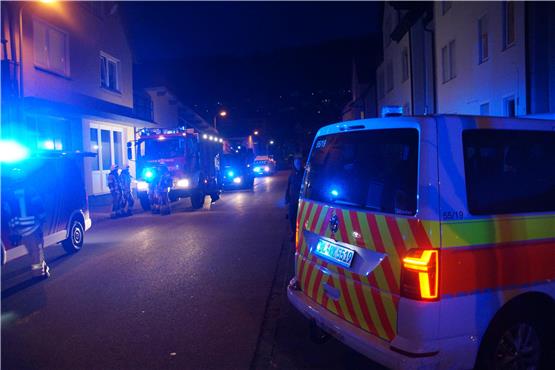Feuerwehreinsatz in Ebingen: Mann löscht Fettbrand mit Wasser und wird leicht verletzt