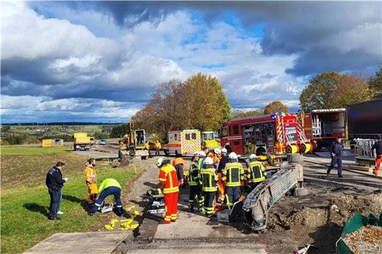 Arbeitsunfall bei Arbeiten an Radweg in Dotternhausen: Arbeiter wird unter Fräse eingeschlossen