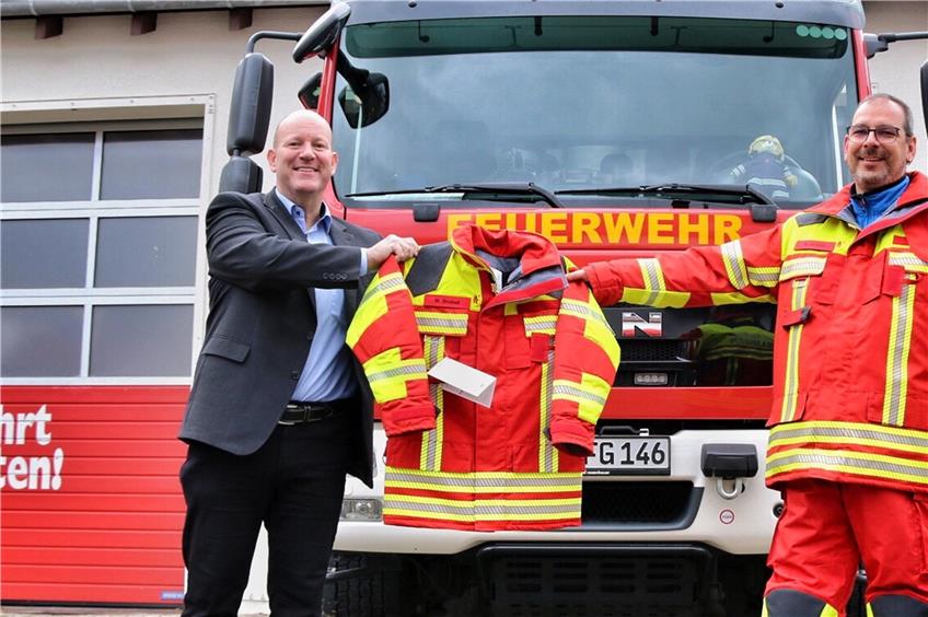 Knallbuntes Weihnachtsgeschenk für Geislinger Feuerwehr: Neue Einsatzkleidung ist da 