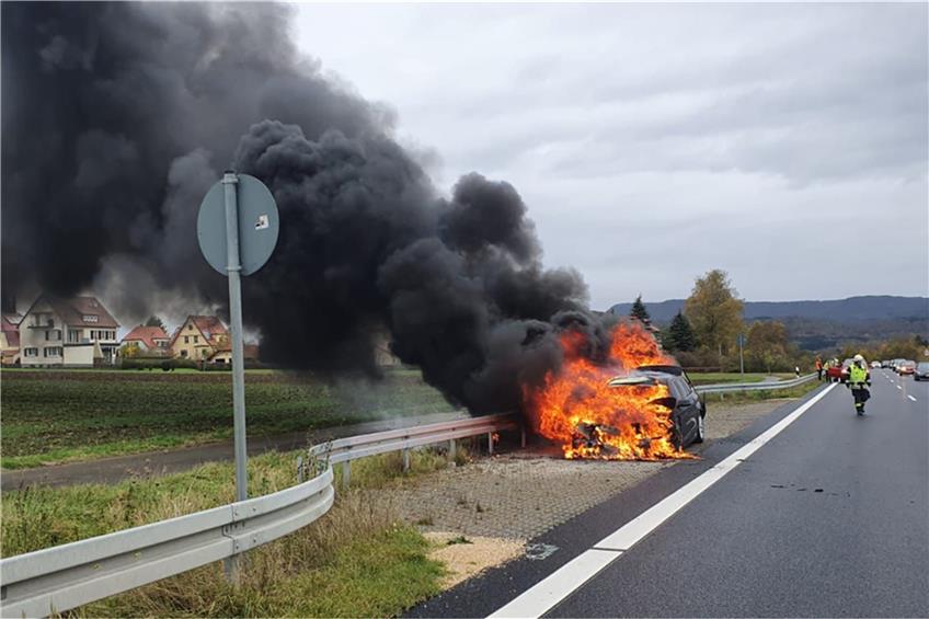 B27 zeitweise voll gesperrt: Auto brennt aus unbekannter Ursache bei Hechingen völlig aus