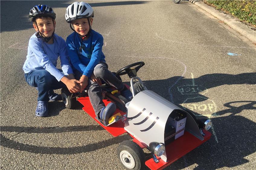 Er röhrt wie ein Maserati: Geislinger Klimamanager baut mit seinen Enkeln einen E-Flitzer