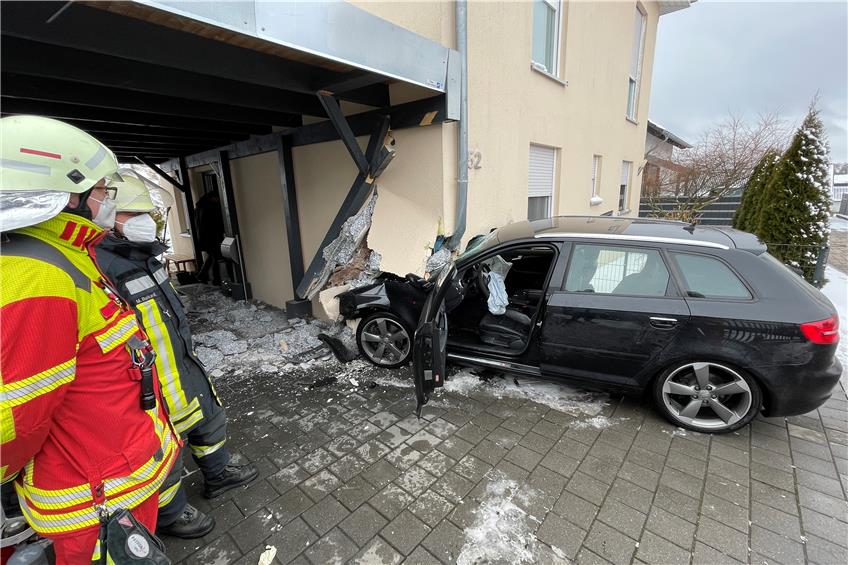 Audi prallt in Zimmern ob Rottweil in Einfamilienhaus – Fahrer schwer verletzt