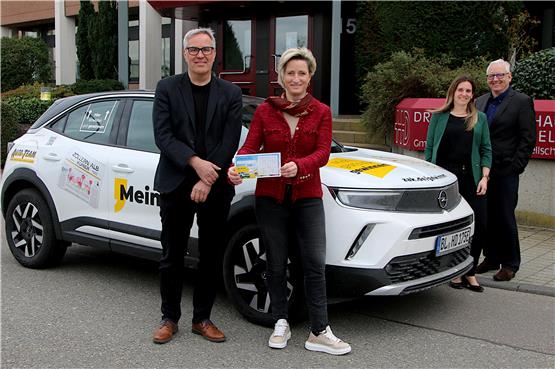 Hoffmeister-Kraut ist Glücksfee bei ZAK-Gewinnspiel: Elektro-Auto für Felix Birk aus Albstadt