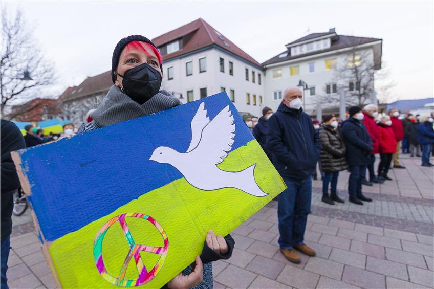 Der Balinger Marktplatz verstummt: 400 Zollernälbler stehen für Frieden in der Ukraine ein