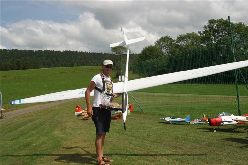 Ein „Vogel“ mit 6,70 Meter Spannweite: Modellfliegergruppe Zillhausen zeigt ihr Hobby