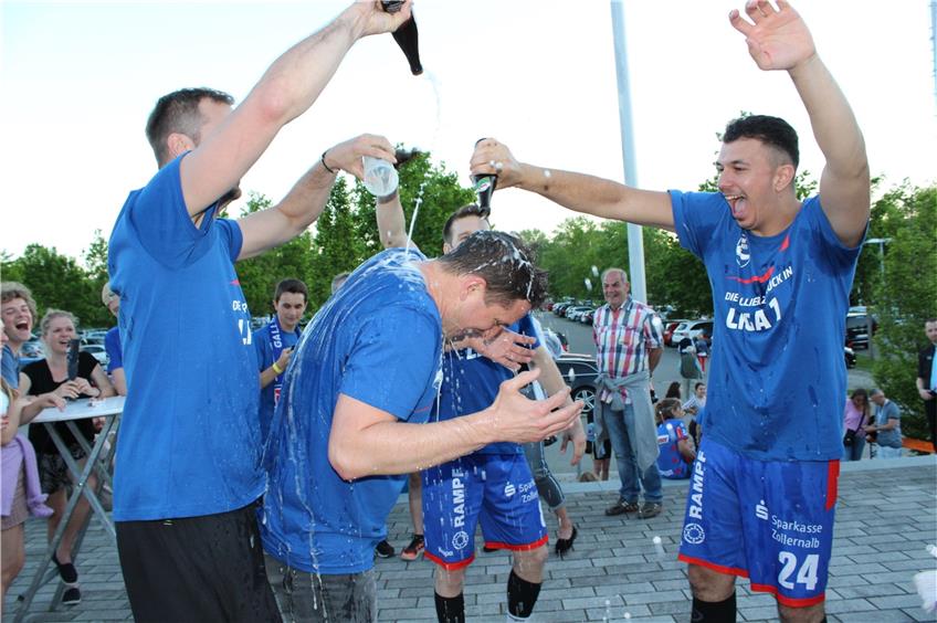 Aufstiegsparty des HBW Balingen-Weilstetten: Die Fans feiern ihre Mannschaft