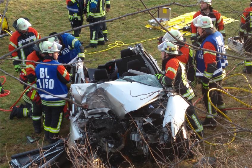Verkehrsunfall auf der B 463 bei Weilstetten: Für 39-jährigen Fahrer kommt jede Hilfe zu spät