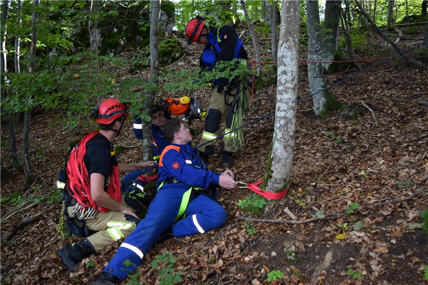 Alarm am Hang: Die Feuerwehren aus Meßstetten und Nusplingen üben in schwierigem Gelände