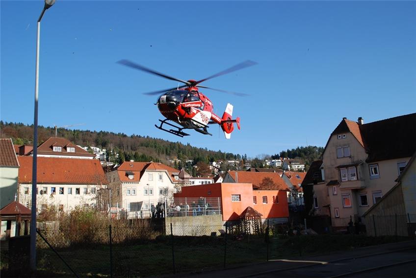 Heißes Öl: Hubschrauber bringt verletzte Frau in Spezialklinik