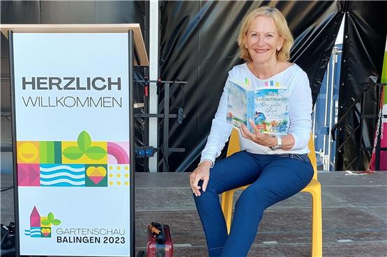 Gaby Hauptmann macht Balinger Gartenschau-Besuchern ihren neuesten Roman schmackhaft