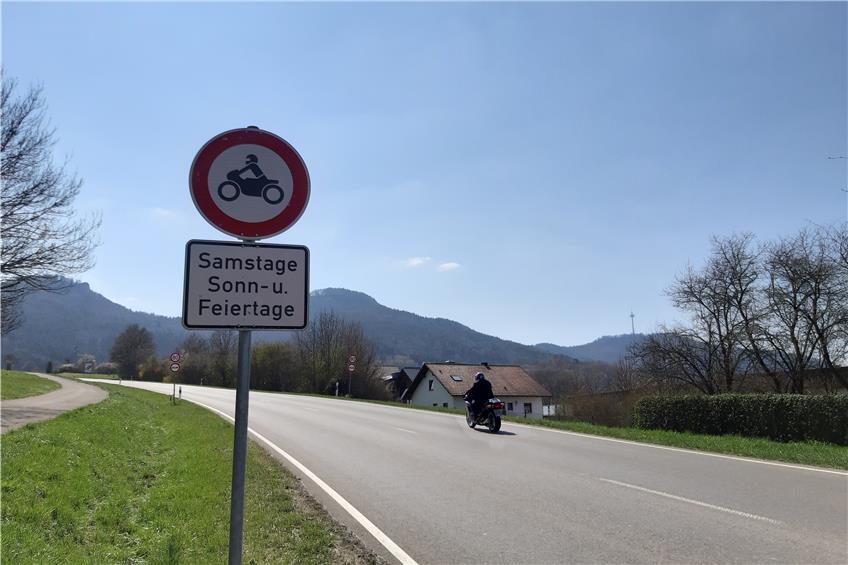 Jetzt stehen die Schilder: Teilweises Fahrverbot den Lochenpass hinauf gilt seit 1. April