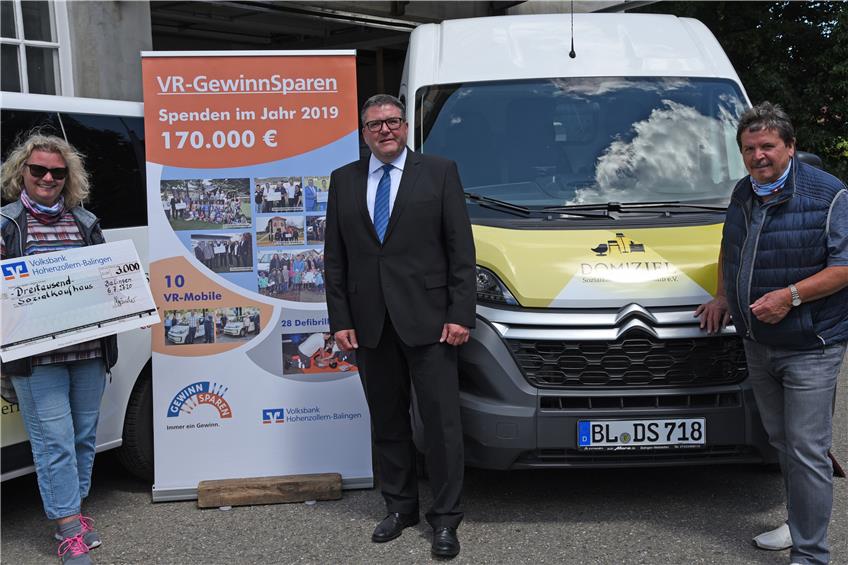 „Danke für 3000 Euro!“: Die Volksbank finanziert dem Sozialkaufhaus einen neuen Lieferwagen