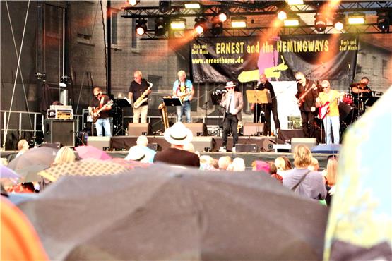 Stimmung trotz etwas Nass von oben: „Ernest and the Hemingways“ rocken Balinger Marktplatz