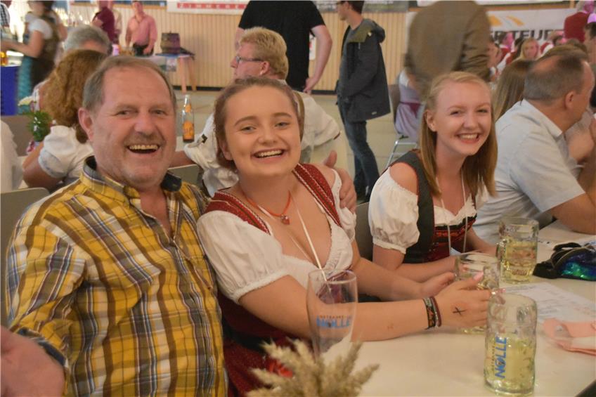 Bierzeltstimmung wie in Bayern: Gute Laune beim 12. Straßberger Oktoberfest