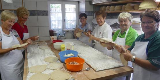 Über 100 Brote und fast 500 Dinnetle kommen aus dem historischen Ofen