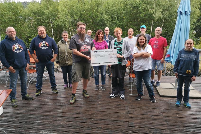 Das Team „G’sengte Sau“ überreicht Spendenscheck an den Club Handicap