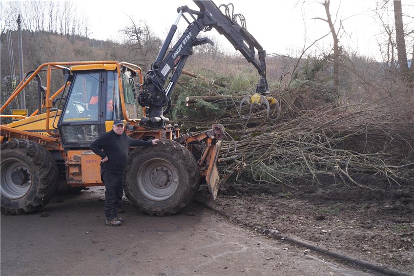 Bäume gefährden Starkstromleitung: Umfangreiche Holzfällarbeiten an der Schlichem in Schömberg
