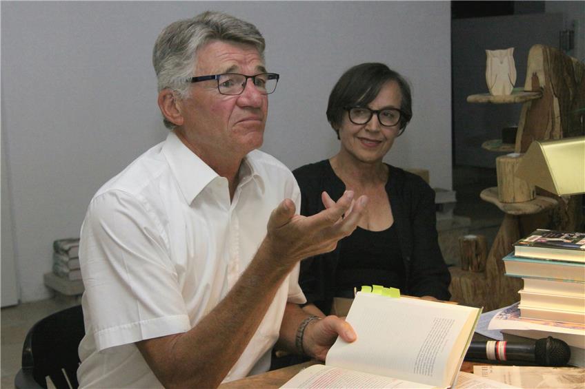 Lesetipps für den Urlaub: Hans-Martin Haller war zu Gast auf dem Albstädter Büchersofa