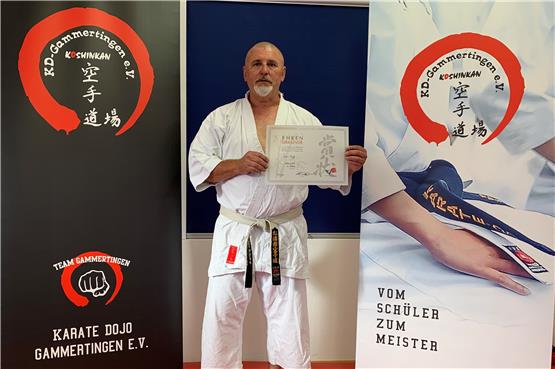 Hohe Auszeichnung: Hans Ruff vom Gammertinger Karate Dojo erhält die Ehrennadel in Platin