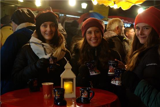Weihnachtsmarkt: Glühweinduft und besinnliche Posaunenklänge rund ums Winterlinger Rathaus