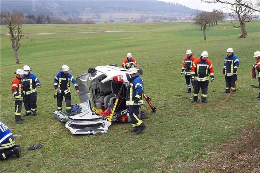 Schwerer Unfall auf B27 zwischen Erzingen und Dotternhausen: Feuerwehr im Einsatz