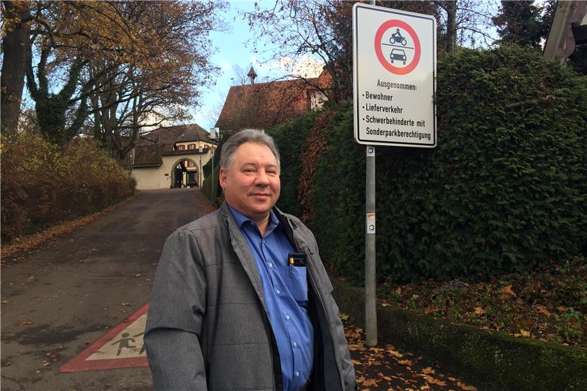 Eine Schranke soll dem wilden Parken im Schlosshof in Lautlingen ein Ende machen