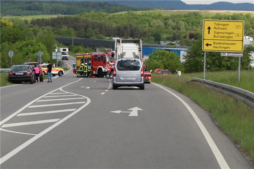 Schwerer Unfall auf der L410 bei Hechingen: vier Verletzte im Krankenhaus