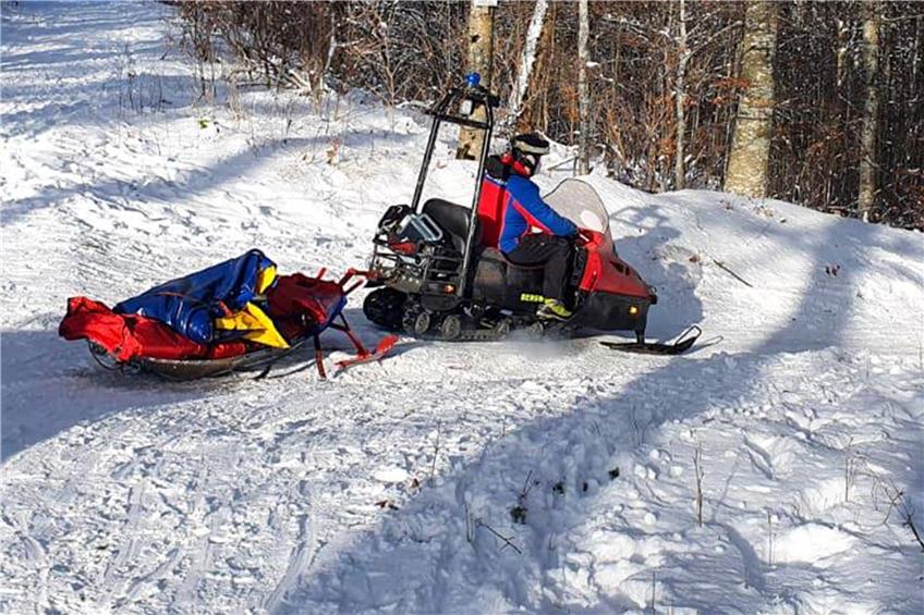 Rodelfahrer kracht am Lochen gegen Baum: Bergwacht erneut mit Schneemobil im Einsatz