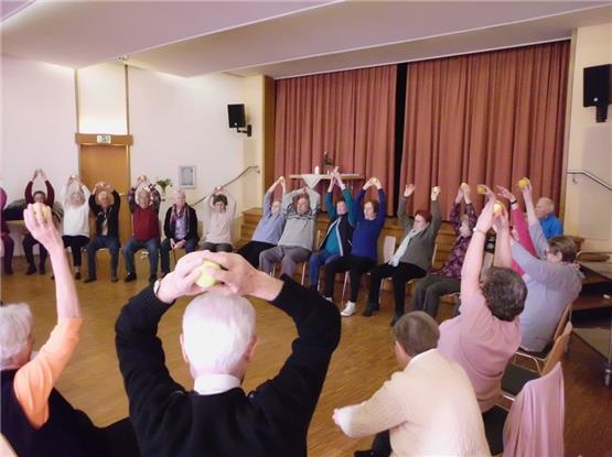 Seniorenkreis Heilig-Kreuz genießt Kaffee und Gymnastik