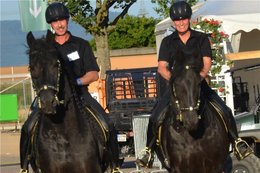 132 Friesenpferde traben ins Guinness-Buch – Holger und Marita Koppenhagen aus Albstadt waren dabei