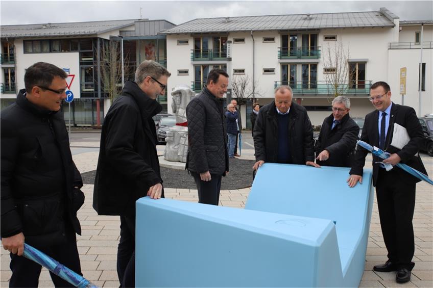 Möbel, Kreisel, Komplimente: Regierungspräsident Tappeser auf Sanierungsreise in Albstadt