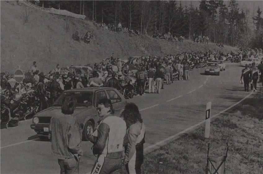 Blick ins ZAK-Archiv: Als 1990 hunderte Motorradfahrer auf dem Lochenpass demonstrierten