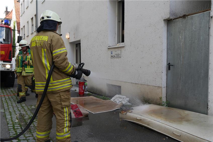 Beim Rauchen eingeschlafen: Brennende Matratze löst Feuerwehreinsatz in Ebingen aus