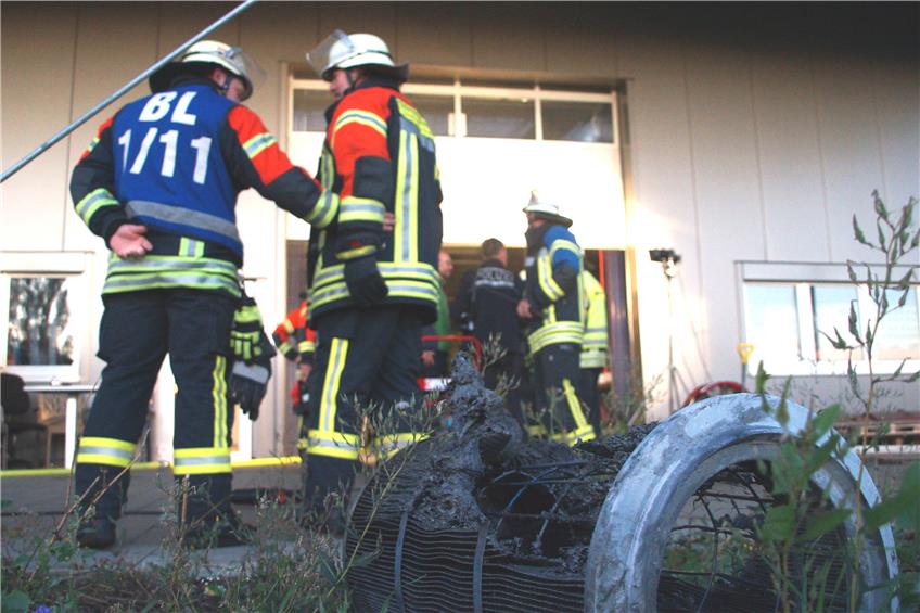 Feuerwehr-Einsatz im Weilstetter Gewerbegebiet: Filteranlage in Strahltechnikbetrieb brennt