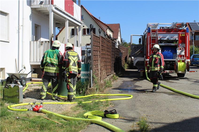 Brand in Hechinger Wohngebiet: Flammen breiten sich von Container bis an ein Haus aus